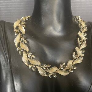 Vintage lisner silver tone leaf statement necklace
